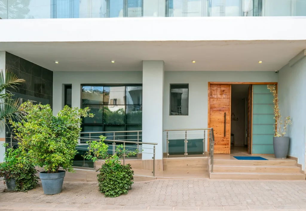 residence-fifa-almadie-a-dakar-entrée-1